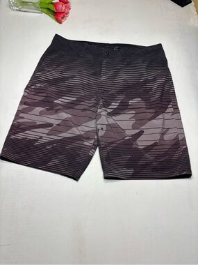 Ocean Current Men's Gray & Black Camouflage Stripe Performance Shorts